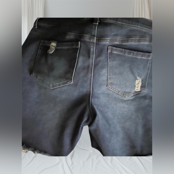Maternity Shorts Time&True with zipper Size 12-14. Distressed Washed. Never worn - Picture 2 of 6